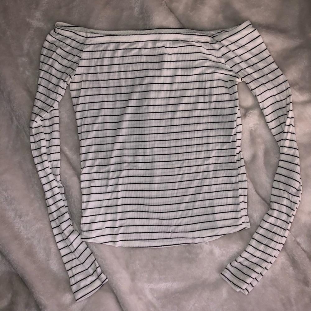 WHITE OFF THE SHOULDER TOP SIZE SMALL